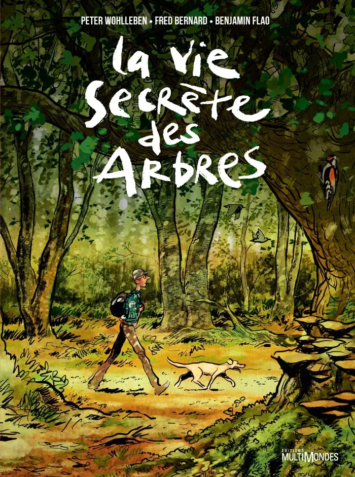 Peter Wohlleben dans la peau du personnage principal en train de marcher de manière déterminé dans la forêt