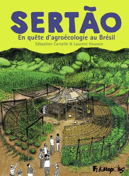 ferme circulaire dans laquelle s'avance un groupe de personne